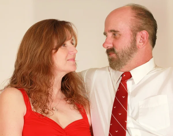Um casal de meia-idade casado em vermelho — Fotografia de Stock