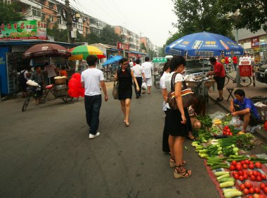 Bir Pekin sokakta sebze işportacı