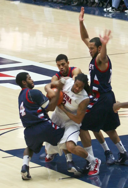 Uma batalha pela bola em um jogo de basquete no Arizona — Fotografia de Stock