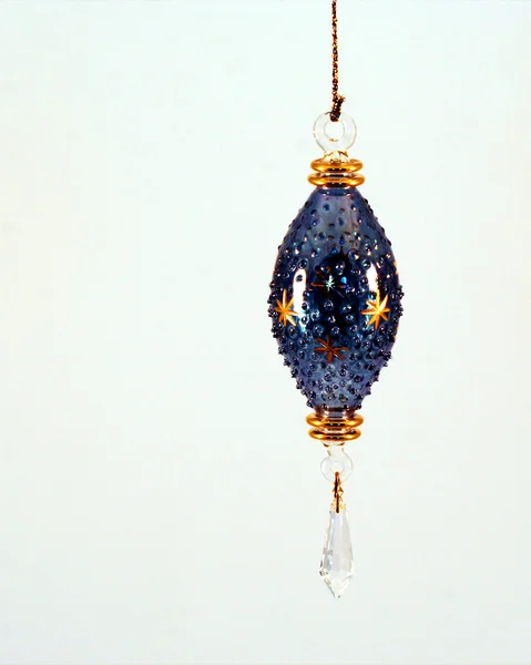Een blauwe en gouden glazen ornament — Stockfoto