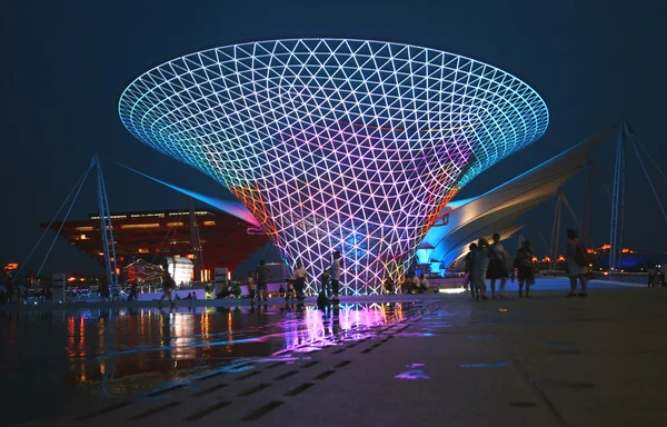 En natt syn på expo 2010 axeln och kinesiska paviljongen — Stockfoto