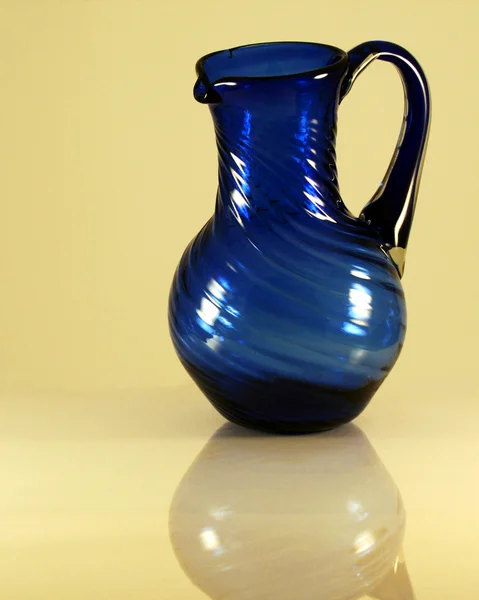 Een blauw glas werper — Stockfoto
