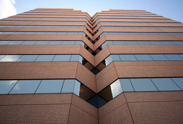 Un grand immeuble de bureaux se reflète lui-même — Photo