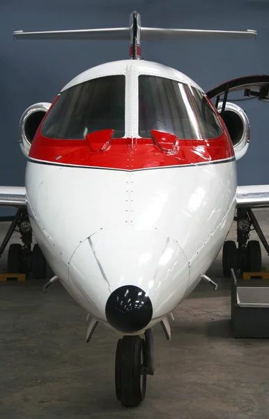 Um pequeno avião a jato de negócios vermelho e branco — Fotografia de Stock