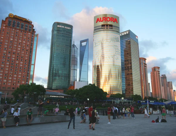 中国上海市繁华的浦东在黄昏， — 图库照片