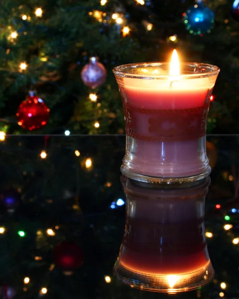 Une bougie de Noël sur une table en verre — Photo