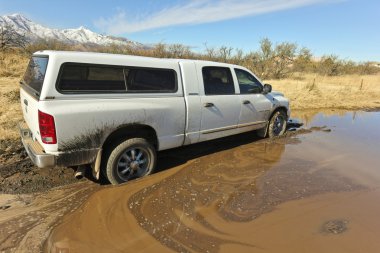 çamur içinde sıkışmış bir dodge ram