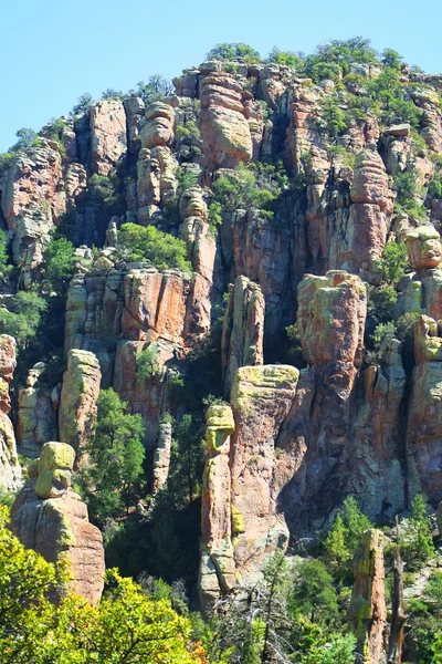 En vy av klippformationer på chiricahua monument — Stockfoto