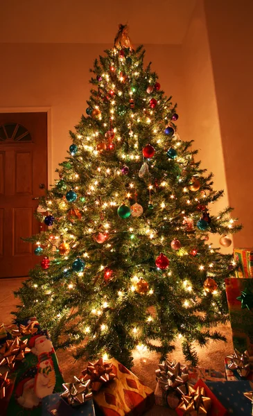 Un árbol de Navidad y regalos en Nochebuena — Foto de Stock
