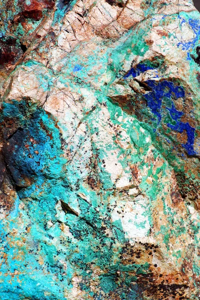 特写看看激烈绿色和蓝色的孔雀石和石在 — 图库照片