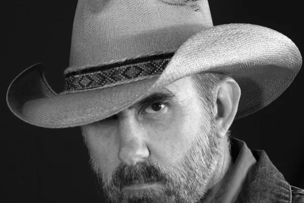 En cowboy jämnåriga med ena ögat i svart och vitt — Stockfoto