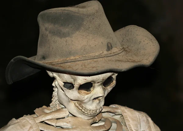 Szkielet w kowbojski kapelusz przeciwko czarny — Zdjęcie stockowe