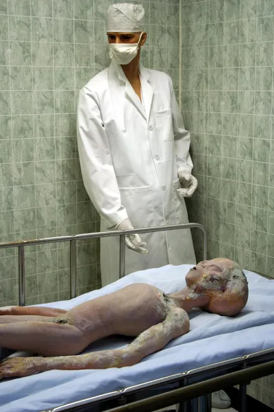 Ein toter Außerirdischer nach dem Ufo-Crash von Roswell geborgen — Stockfoto
