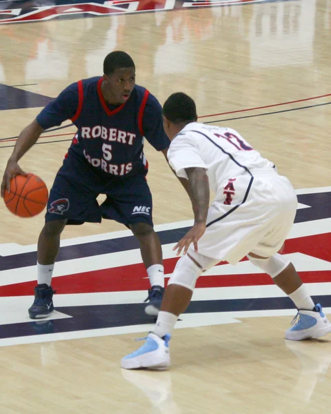 拉蒙特 · 琼斯在亚利桑那州篮球比赛中由保卫的安东尼 · 迈尔斯 — 图库照片