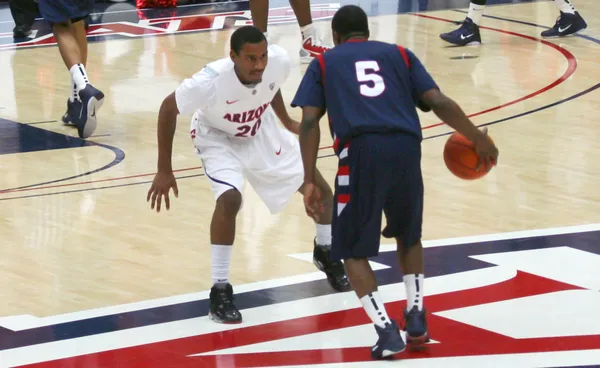 Um defensivo Jordin Mayes em um jogo de basquete no Arizona — Fotografia de Stock