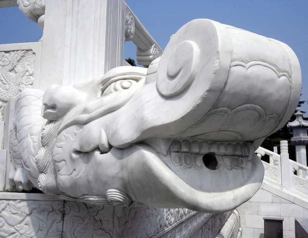 Un mármol chino dragón agua abajo caño —  Fotos de Stock