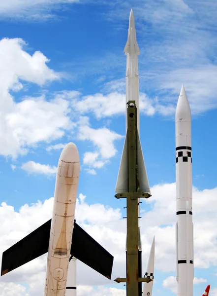 Дроны, ракеты и ракеты против неба — стоковое фото
