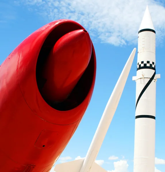 Ein Paar Raketenziele und eine ballistische Rakete — Stockfoto