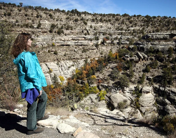 En kvinna vandringar i walnut canyon, arizona — Stockfoto