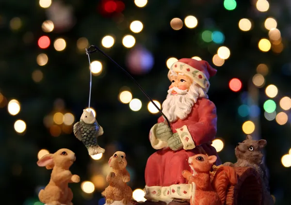 Weihnachtsmann Klaus und seine Waldfreunde gehen an Heiligabend mit Multi fischen — Stockfoto