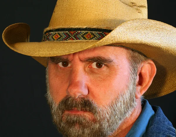 一个留着胡子的牛仔与斯特恩皱眉 — 图库照片