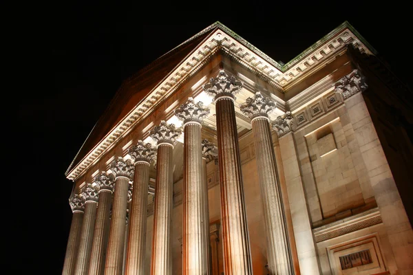 Oświetlony w nocy, saint george w Wielkiej sali, w Liverpoolu, jest e — Zdjęcie stockowe