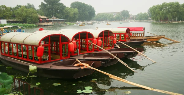 Un gruppo di cinque barche rosse, Qian Hai Lake, Pechino — Foto Stock