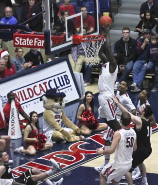 un rebote por arizona wildcat angelo chol