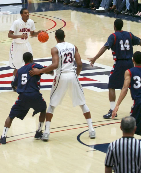 Un jeu mis en place par Jordin Mayes dans un match de basket-ball Arizona — Photo