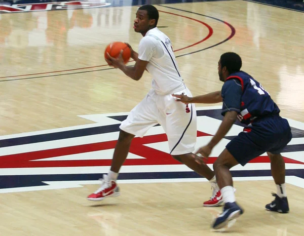 A Defender Chases Kevin Parrom in an Arizona Basketball Game — Stock Photo, Image