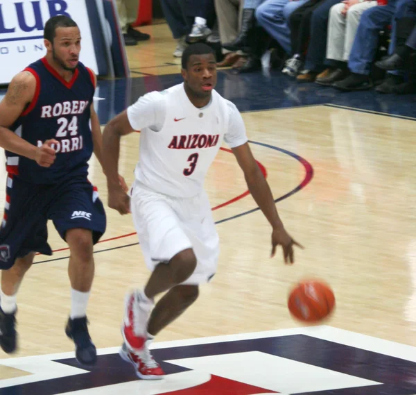 A Defender Chases Kevin Parrom in an Arizona Basketball Game — Stock Photo, Image
