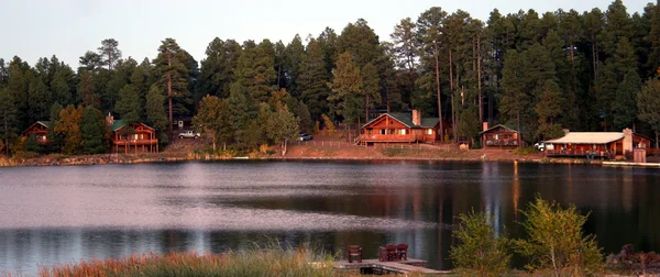 Come Twilight Blankets le cabine su un lago di montagna — Foto Stock