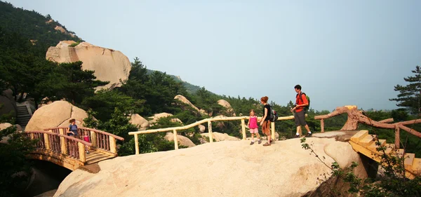 A Family Hikes on a Lao Shan Trail, Qingdao, China — Stock Photo, Image