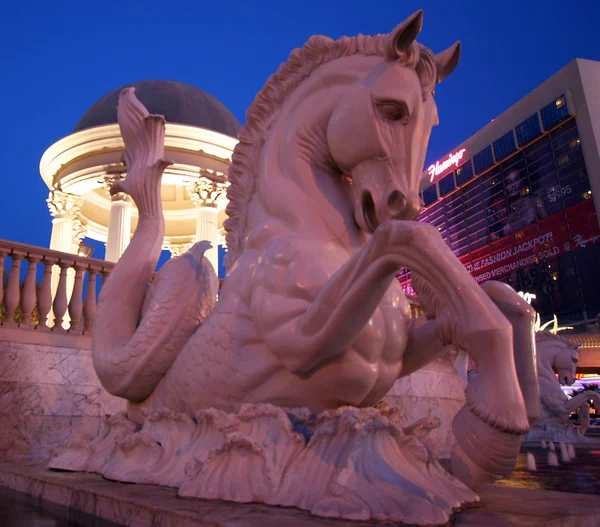 Uma escultura de cavalo caesars palace sobre o strip-tease, las vegas, nevada — Fotografia de Stock