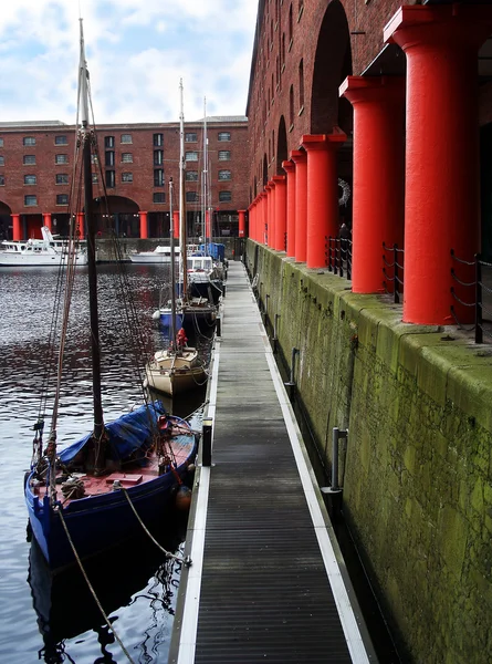 Uma linha de barcos aguarda seus mestres no Albert Dock, Liverpool, em Engla — Fotografia de Stock