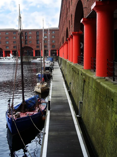 Bir çizgi teknelerin bekliyor ustaları albert dock, liverpool, engla — Stok fotoğraf