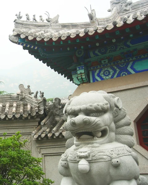 Uma Escultura de um Leão Chinês, Lao Shan, China — Fotografia de Stock
