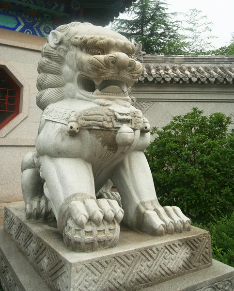 A Sculpture of a Chinese Lion, Lao Shan, China — Stock Photo, Image