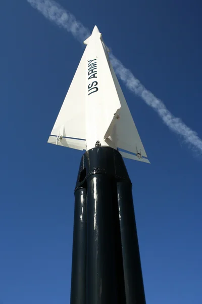 Eine nike hercules Rakete und Kondensstreifen — Stockfoto