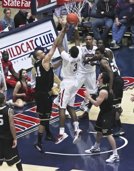 A Contested Layup by Arizona Wildcat Kevin Parrom — Stock Photo, Image