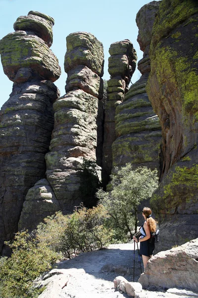 A Woman Dwarfed By 'Standing Up Rocks' — Zdjęcie stockowe