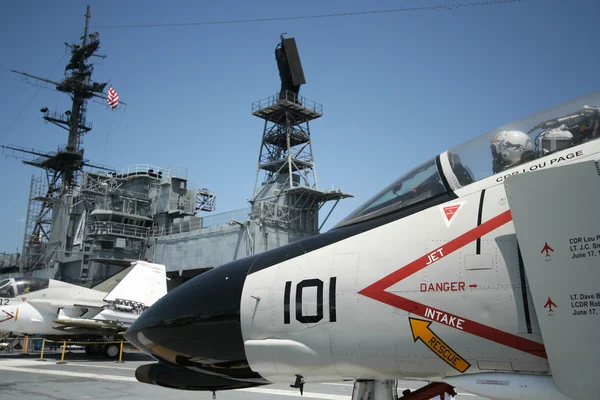 F-4 phantom i uss midway island nadbudówki — Zdjęcie stockowe