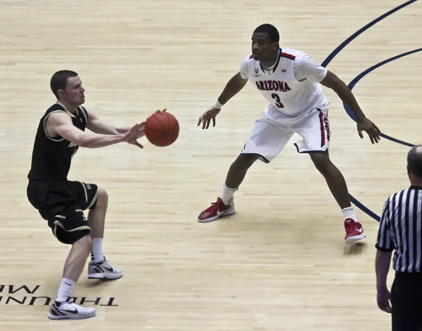 A Defensive Move by Arizona Wildcat Kevin Parrom — Stock Photo, Image