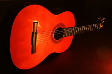 kırmızı bir gitar