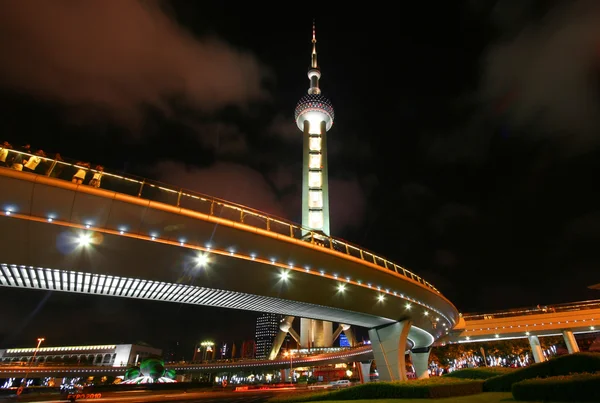 En vy av oriental pearl TV-tornet och upphöjd gångbana på natten — Stockfoto