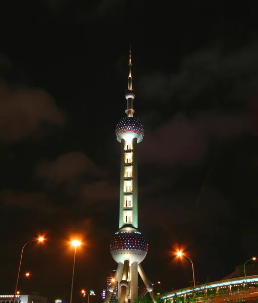 En vy av oriental pearl TV-tornet på natten — Stockfoto