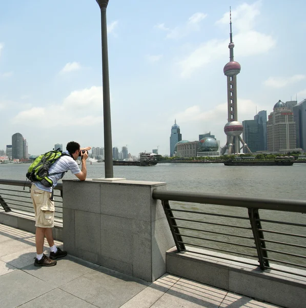 Un uomo fotografa la Oriental Pearl TV Tower — Foto Stock