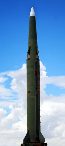 Un misil Pershing II contra el cielo — Foto de Stock
