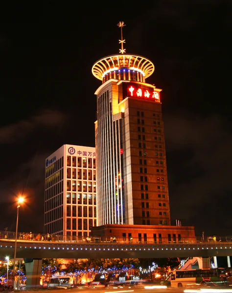 Uma cena noturna de um edifício, Xangai, China — Fotografia de Stock