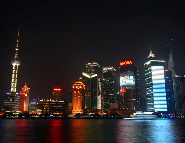 Blick auf die Pudong-Skyline bei Nacht — Stockfoto
